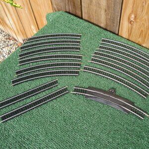 Lot of 14 Bachmann R 18 30 Degree Curved Model Train Track Pieces & Rerailer